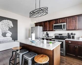 Modern, Convenient Gem: Urban Retreat 'n Richmond - Richmond - Kitchen