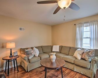 Cottage w/ Yard, Walk to Historic Attractions - Sainte Genevieve - Sala de estar