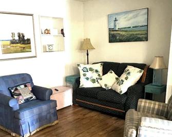 Getaway Bungalow for 4 or 5 - Milford - Living room