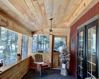 Romantic Cabin Nestled In The Woods In Blue Mountain Lake. - Blue Mountain Lake