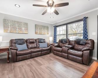 Crowder's Cottage near Kings Mountain & Gastonia - Gastonia - Living room