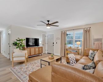 Cozy,Convenient home in Downtown - Acworth - Living room