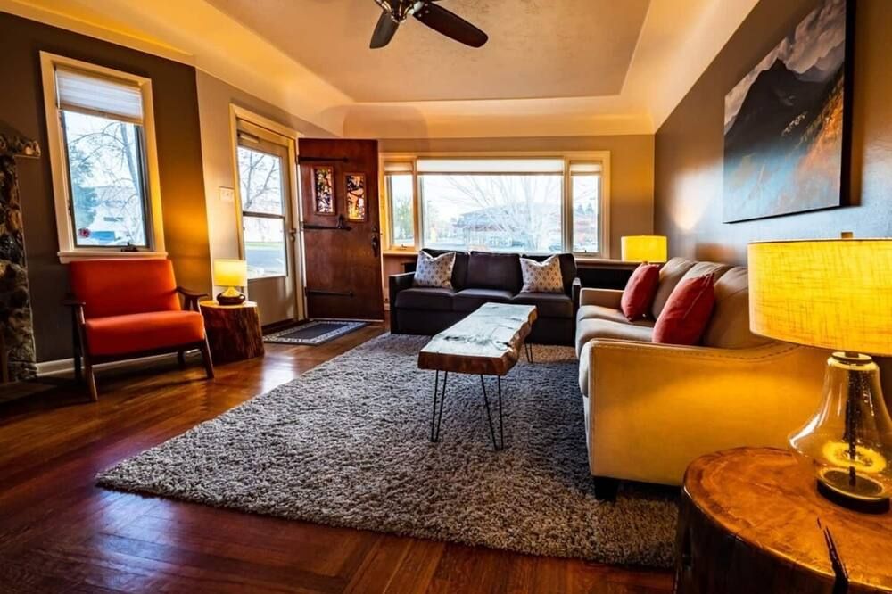 Family home downtown w/2 King Beds plus Twins - Cody - Living room