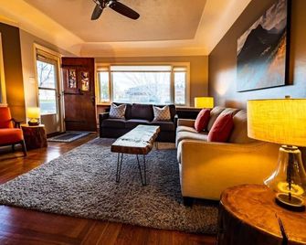 Family home downtown w/2 King Beds plus Twins - Cody - Living room