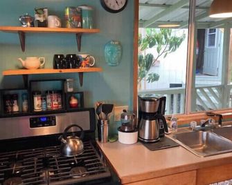 Private wrap around Lani Oasis with ocean view - Naalehu - Kitchen