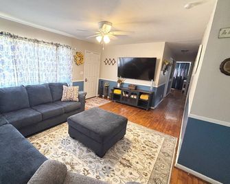 Perfect Location! 3BR Home Near the Park - Licking - Living room