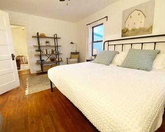 Dwntwn Custer Farmhouse On Main St With Hot Tub - Custer - Bedroom