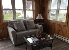 North Rustico Seaside Cottage Steps from Beach and Amazing Eateries - New Glasgow - Stue