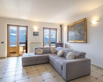 Lovely apartment for 5 people with WIFI, hot tub, TV, patio and pets allowed - Riva di Solto - Wohnzimmer