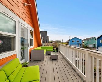 Sunkissed, Est 2015 - 90 Sec Drive to Beach, Firepit, Privacy Fenced Yard, Gardens - Pacific Beach - Balcón
