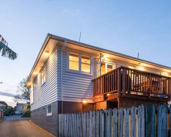 Charming 3 bedroom retreat with Spa & Deck - Auckland - Edificio