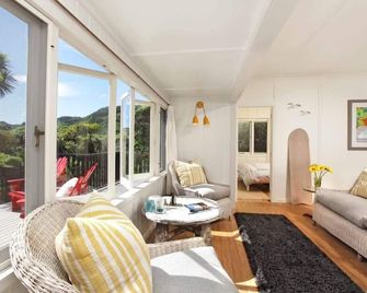 A Perfect place in Piha a two minutes walk to the beach from the Bach. - Piha - Living room