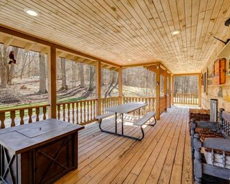 Tranquil Mountain Getaway in Troutdale Game Room! - Troutdale - Balcony