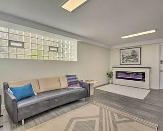 Stylish, Bright Garden-Level Apt with Fireplace - Chicago - Living room