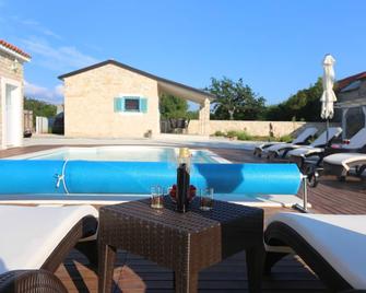 Kuce za odmor Brkic - Lozovac - Piscina