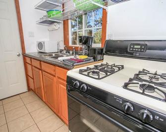 Baby Bear - A delightful studio style property in the perfect central location! - Big Bear Lake - Kitchen