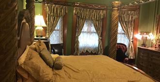 A Moment in Time Bed and Breakfast - Niagara Falls - Bedroom
