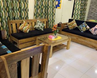 Michael's Homestay - Farm Villa Near Patar Beach And Bolinao Falls - Bolinao - Front desk