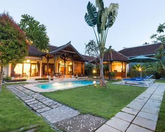 Makati Hotel Cibitung - North Kuta - Piscină