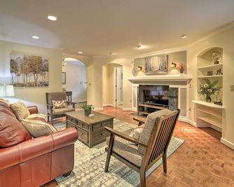 Easy Hiking & Sightseeing! Kingsport Home w/ Deck - Kingsport - Living room