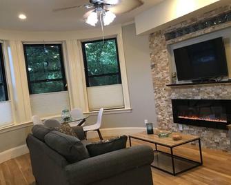 Walking To Fenway Sunny Perfect Home - Brookline - Living room
