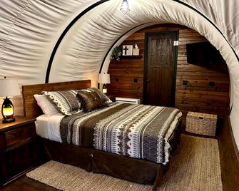 Elegant, Vintage Conestoga Covered Wagon - Denver - Slaapkamer