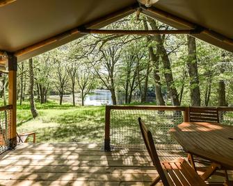 Safari lodge tent pond edge-Corrèze Dordogne Valley - Saint-Pardoux-la-Croisille - Patio