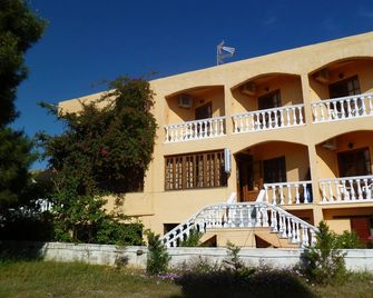 Liberty II - Agia Marina - Gebäude