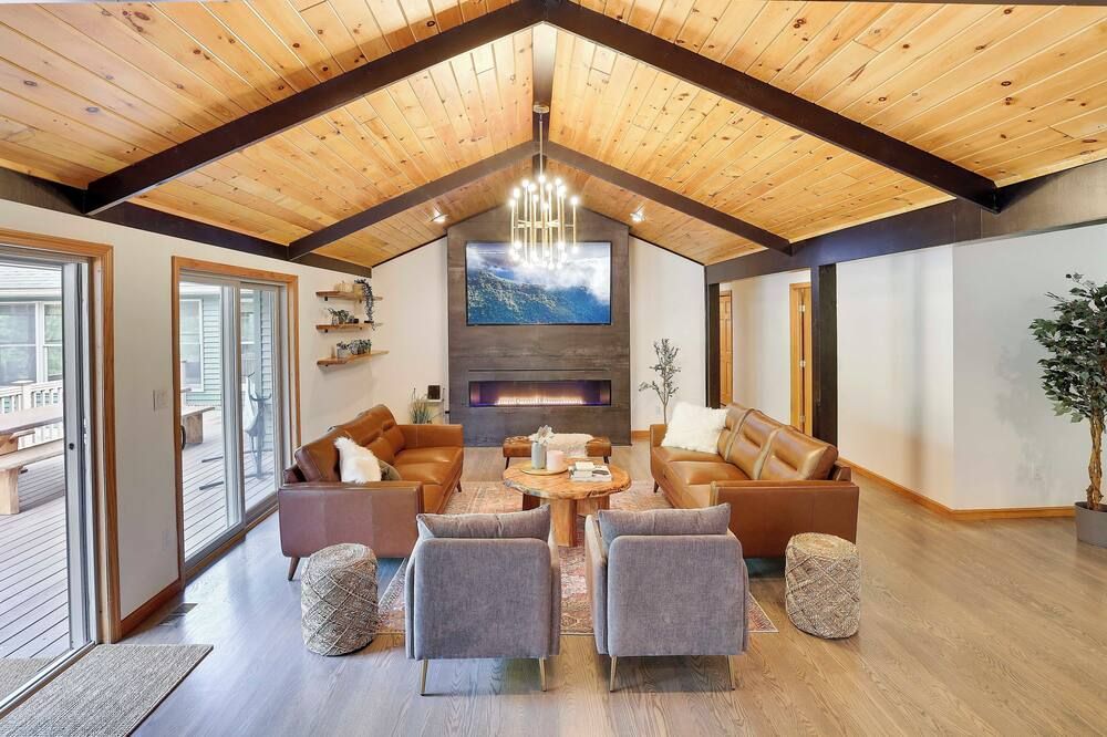 Expansive Evergreen Estate By Lake Wallenpaupack-12bd 7ba- 2 Pools- Sauna& Spa