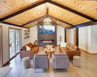 Expansive Evergreen Estate By Lake Wallenpaupack-12bd 7ba- 2 Pools- Sauna& Spa - Lakeville - Living room