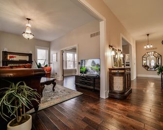Spacious Luxury Historic Home, Walk Downtown - Cape Girardeau - Living room