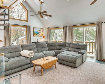 Family Retreat Near Winter Trails in Wakefield! - Wakefield - Living room