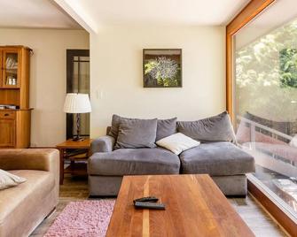Beautiful Oasis on Lake Washington and Seward Park! Pool and Hottub ️ - Seattle