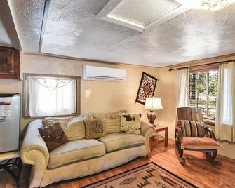 Rustic Adventure w Historic Log Cabin Forest Views 20 minutes from Flagstaff Now with Wi-Fi - Bellemont - Living room