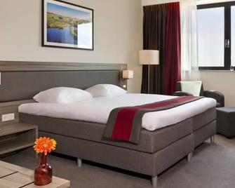 Modern Comfort Steps from Rotterdam Airport with Onsite Dining! - Rotterdam - Habitación