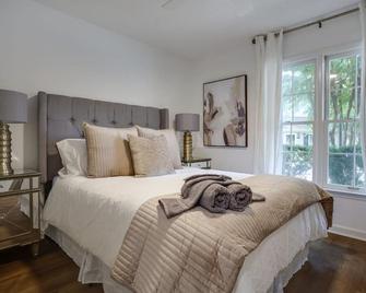 The Restful Retreat- Sleeps 6 Duke Unc Chapel Hill, Pet Friendly - Durham - Bedroom