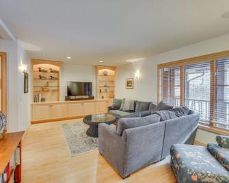 Beautiful Hailey Home Walk to Big Wood River! - Hailey - Living room