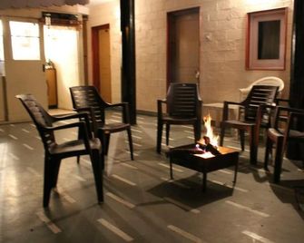 Hotel Hilltop - Shimla - Innenhof