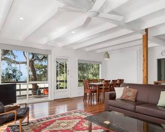 Whispering Gums - Ocean Views, Pet Friendly, Ev Unit 7kw For Electric Cars, Sleeps 7 - Lorne - Living room