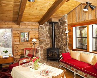 Charming Garden Cottage on Private Lake w/Hot Tub - Mancos - Living room