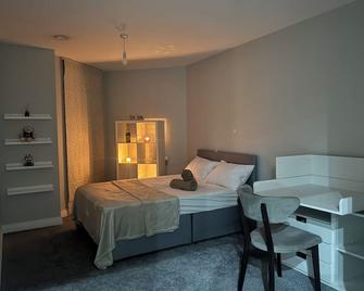 Sweet Dreamers. - West Drayton - Bedroom