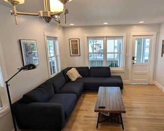 Lakeside Cottage in Cooperstown - Cooperstown - Living room