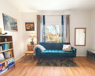 Soul-warming Historic home - Private hot-tub, yard, Parks, 6min to downtown SLC. - סולט לייק סיטי - סלון