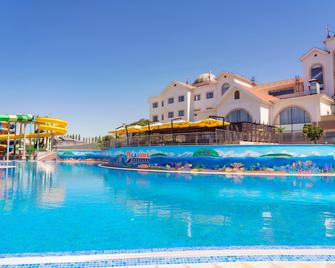 Holiday Inn Aktau - Seaside - Aktau - Pool