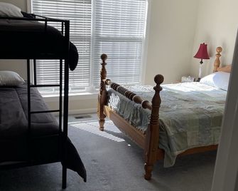 A Perfect Lake Getaway! Large private dock, covered slip, calm creek, game room! - Clarksville - Habitación