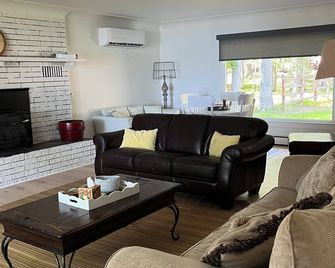 Spacious vacation home on large private wooded lot on crystal clear Hubbard Lake - Hubbard Lake - Sala de estar