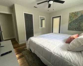 Modern Farmhouse w/Gameroom and theater room close to everything - Pearl - Bedroom