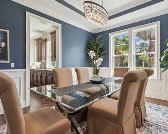 The Castle: Riverfront, Pool, hot tub, Full outdoor kitchen, deep water doc, gas fire pit & more! - Yulee - Eetruimte