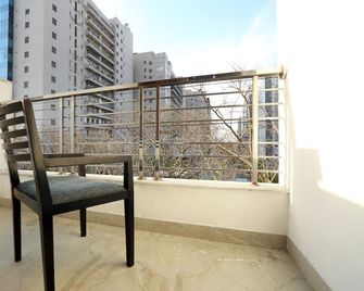 Hotel Surya Palace By Aura - Noida - Balkon