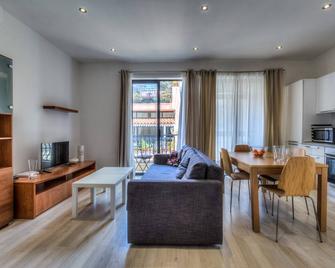 Perfectly Located Sliema Apartment - Sliema - Living room